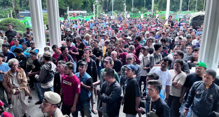 Supir angkot yang sedang melakukan aksi demontrasi di Balaikota Bogor, Kamis 22 Januari 2026, Foto/Istimewa
