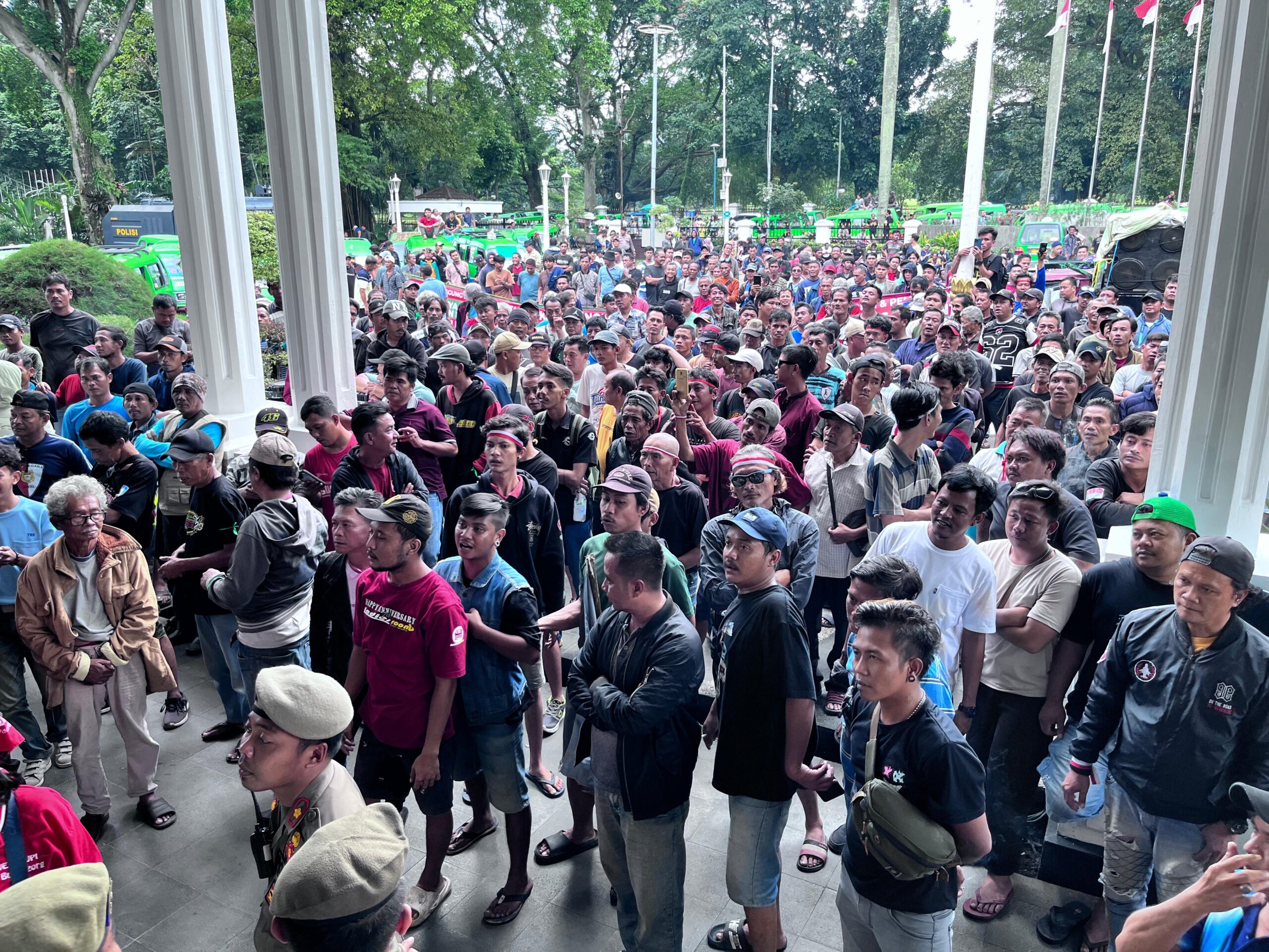 Supir angkot yang sedang melakukan aksi demontrasi di Balaikota Bogor, Kamis 22 Januari 2026, Foto/Istimewa