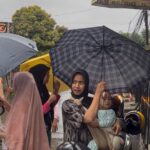 Warga yang tengah mengantri saat ada program Makan sehat 3000 yang diinisiasi ole Ibu ibu MT Asyifa, Foto/Adi Wirman