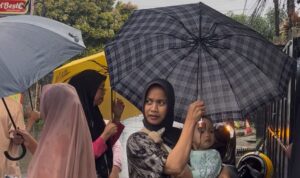Warga yang tengah mengantri saat ada program Makan sehat 3000 yang diinisiasi ole Ibu ibu MT Asyifa, Foto/Adi Wirman Warga yang tengah mengantri saat ada program Makan sehat 3000 yang diinisiasi ole Ibu ibu MT Asyifa, Foto/Adi Wirman