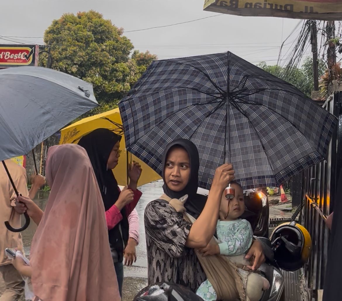 Warga yang tengah mengantri saat ada program Makan sehat 3000 yang diinisiasi ole Ibu ibu MT Asyifa, Foto/Adi Wirman Warga yang tengah mengantri saat ada program Makan sehat 3000 yang diinisiasi ole Ibu ibu MT Asyifa, Foto/Adi Wirman