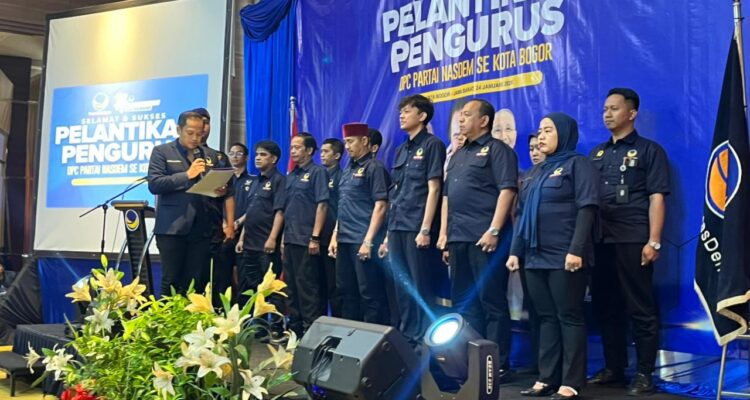 Ketua DPD NasDem Kota Bogor, Beninu Argoebie saat melantik pengurus Ketua DPC Nasdem Kota Bogor, Foto/Adi Wirman