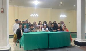 Warga berssama dengan kuasa hukum saat menggelar kinferensi pers terksit peredaaran miras di Cafe Michan, Foto/Adi Wirman