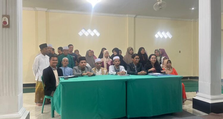 Warga berssama dengan kuasa hukum saat menggelar kinferensi pers terksit peredaaran miras di Cafe Michan, Foto/Adi Wirman