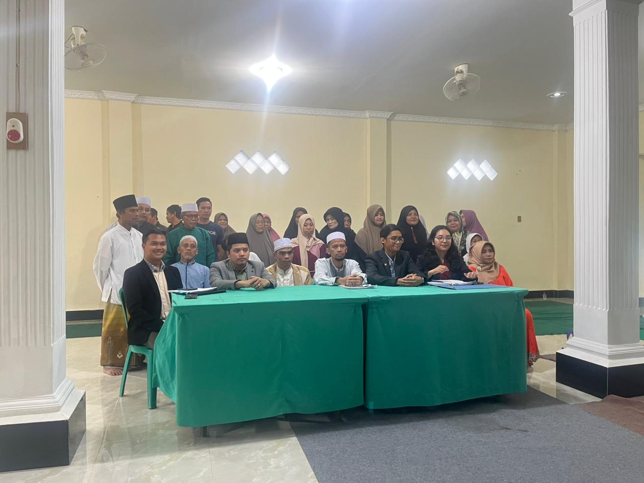 Warga berssama dengan kuasa hukum saat menggelar kinferensi pers terksit peredaaran miras di Cafe Michan, Foto/Adi Wirman