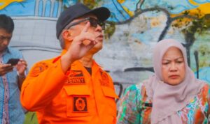 Sekrestaris Daerah Kota Bogor, Deny Mulyadi saat meninjau jalan Danasasmita yang ,mengalami keretakan, Foto/Diskominfo Kota Bogor Sekrestaris Daerah Kota Bogor, Deny Mulyadi saat meninjau jalan Danasasmita yang ,mengalami keretakan, Foto/Diskominfo Kota Bogor