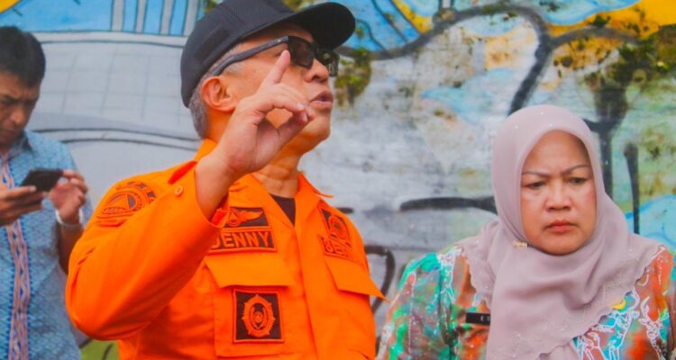 Sekrestaris Daerah Kota Bogor, Deny Mulyadi saat meninjau jalan Danasasmita yang ,mengalami keretakan, Foto/Diskominfo Kota Bogor