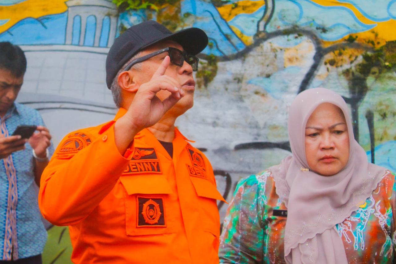 Sekrestaris Daerah Kota Bogor, Deny Mulyadi saat meninjau jalan Danasasmita yang ,mengalami keretakan, Foto/Diskominfo Kota Bogor Sekrestaris Daerah Kota Bogor, Deny Mulyadi saat meninjau jalan Danasasmita yang ,mengalami keretakan, Foto/Diskominfo Kota Bogor