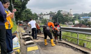 Kondisi terkini Jalan Dana Sasmita yang alami keretakan, Foto/Adi Wirman Kondisi terkini Jalan Dana Sasmita yang alami keretakan, Foto/Adi Wirman