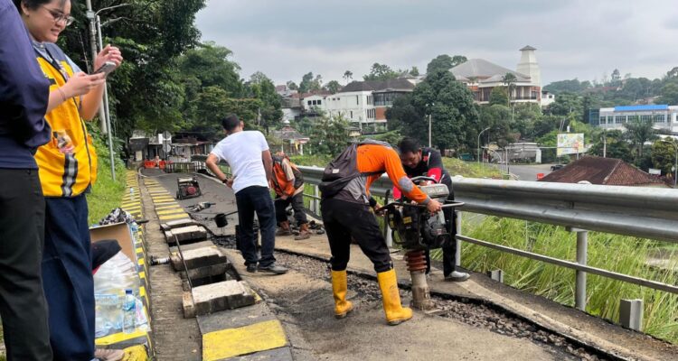 Kondisi terkini Jalan Dana Sasmita yang alami keretakan, Foto/Adi Wirman