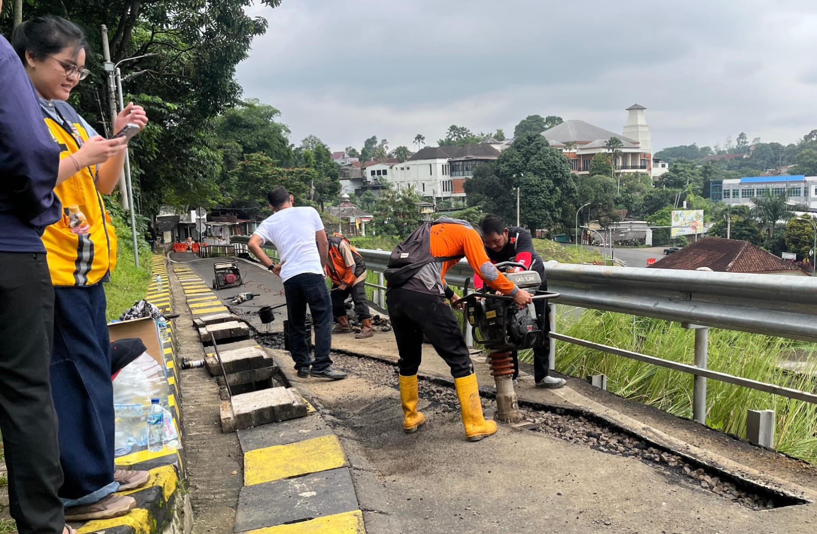 Kondisi terkini Jalan Dana Sasmita yang alami keretakan, Foto/Adi Wirman