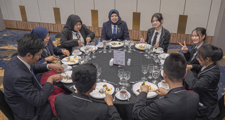 Meja makan di Bigland Hotel, Foto/Isstimewa