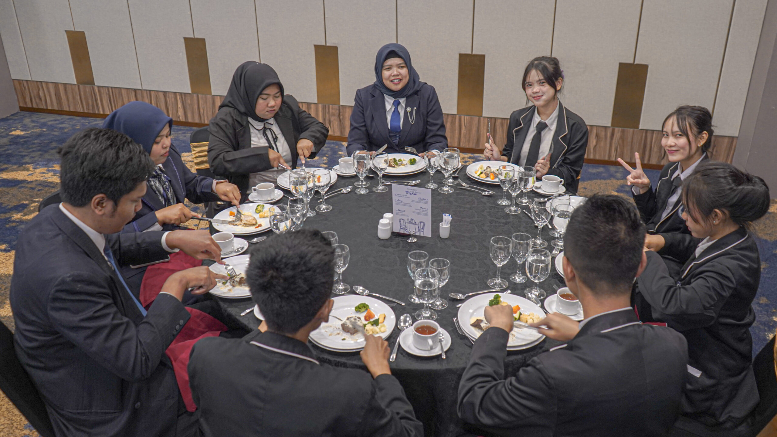 Meja makan di Bigland Hotel, Foto/Isstimewa Meja makan di Bigland Hotel, Foto/Isstimewa