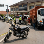 Gambar Ilustrasi Kecelakaan maut yang melibatkan satu unit dump truk Hino dan sepeda motor Suzuki Thunder terjadi di Jalan Raya Cileungsi–Narogong, Foto/Gemini Ai
