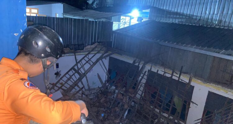 Kondisi Atap MI Miftahul Falah Gunung Putri yang ambruk, Foto/Istimewa