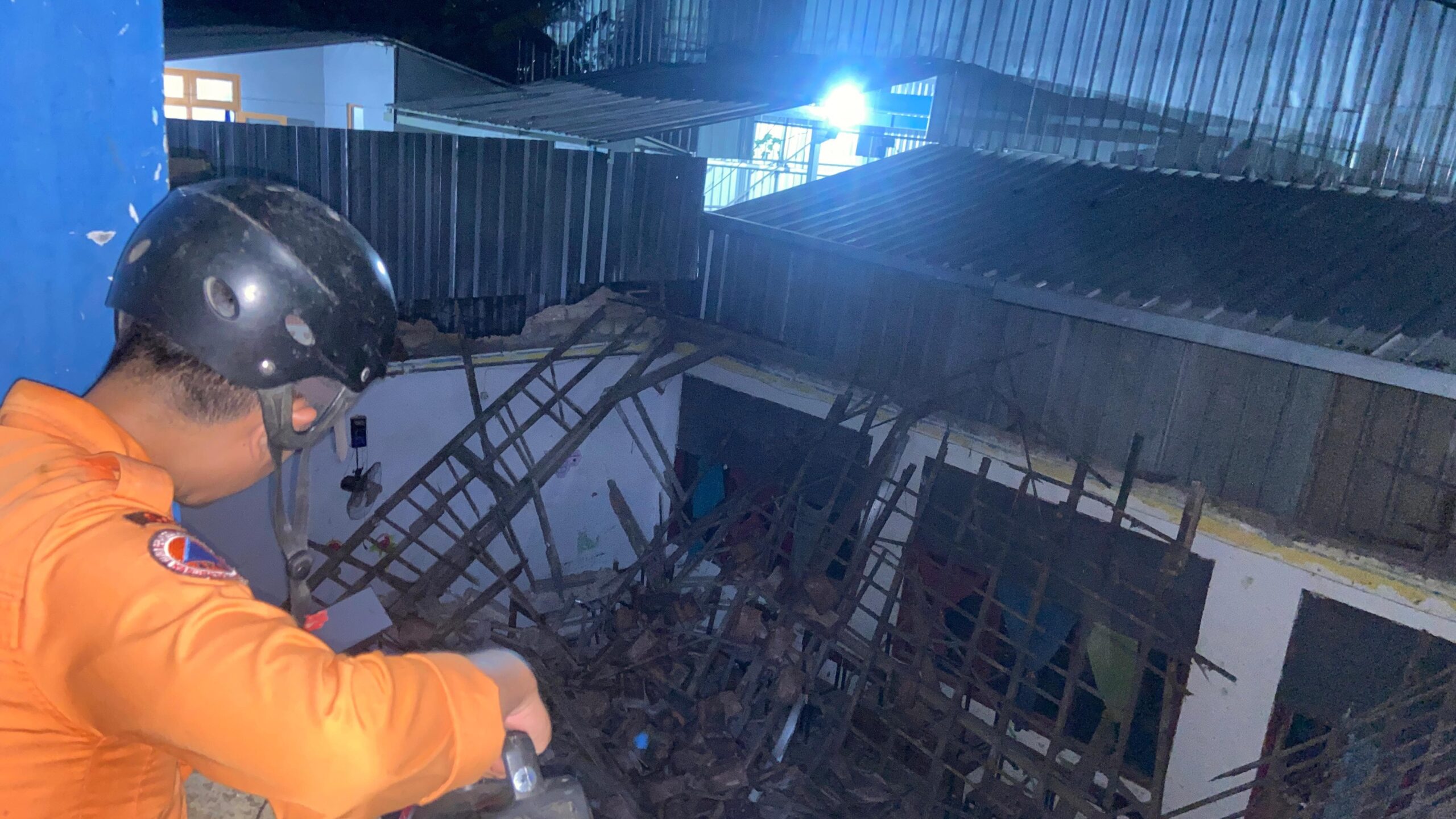 Kondisi Atap MI Miftahul Falah Gunung Putri yang ambruk, Foto/Istimewa