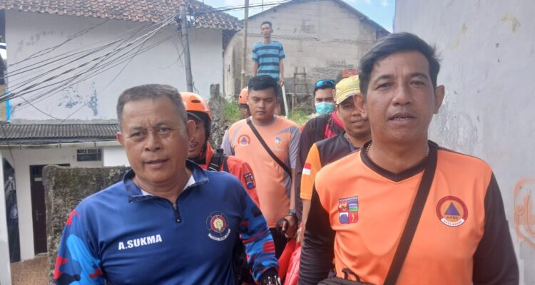 Tim rescue BPBD Kota Bogor saat mengevakuasi bocah hanyut di Sungai Cisadane Gunung Batu, Kota Bogor, Foto/Istimewa