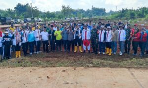 Foto Bersama Saat penanaman pohon di Jalan Bomang, Bojong Gede, Kabupaten Bogor, Foto/Istimewa Foto Bersama Saat penanaman pohon di Jalan Bomang, Bojong Gede, Kabupaten Bogor, Foto/Istimewa