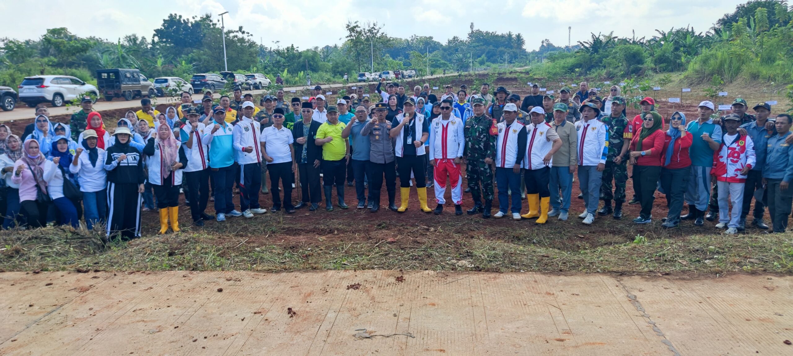 Foto Bersama Saat penanaman pohon di Jalan Bomang, Bojong Gede, Kabupaten Bogor, Foto/Istimewa