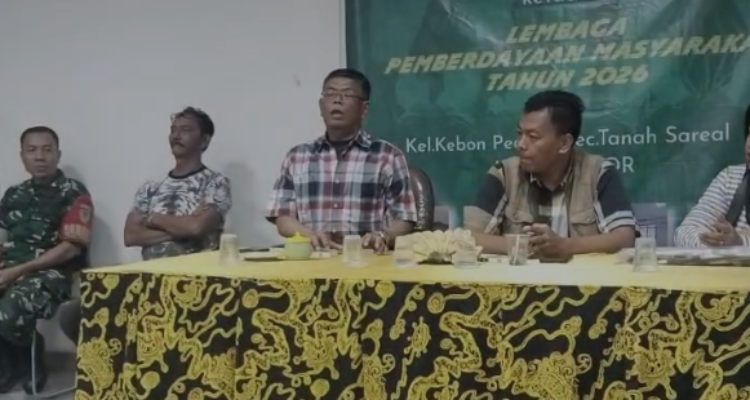 Camat Tanah Sareal bersama Lurah Kebon Pedes dan muspika dan para RW saat membahas Pemilihan Ketua RW, Foto/Isitmewa
