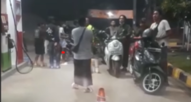 Kondisi SPBU Parung Panjang yang terkotaminasi air sehingga beberapa kendaraan alami mogok, Foto/SS Instagram