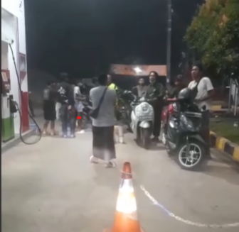 Kondisi SPBU Parung Panjang yang terkotaminasi air sehingga beberapa kendaraan alami mogok Kondisi SPBU Parung Panjang yang terkotaminasi air sehingga beberapa kendaraan alami mogok, Foto/SS Instagram