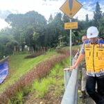 Wali Kota Bogor, Dedie A Rachim saat meninjau jalan Danasasmita yang kemabli alami keretakan, Foto/Adi Wirman