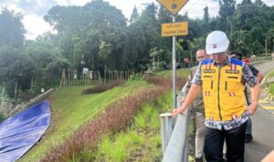 Wali Kota Bogor, Dedie A Rachim saat meninjau jalan Danasasmita yang kemabli alami keretakan, Foto/Adi Wirman