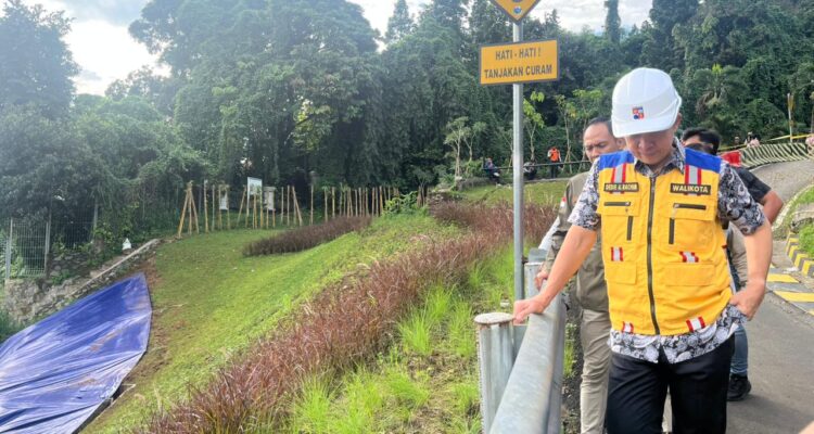 Wali Kota Bogor, Dedie A Rachim saat meninjau jalan Danasasmita yang kemabli alami keretakan, Foto/Adi Wirman