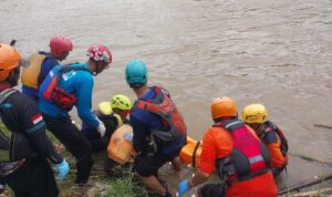 BPBD Kota Bogor berhasil mengevakausi Maulana yang diduga loncat di Jembatan Loji Sunagi Cisadane, Foto/Isitimewa