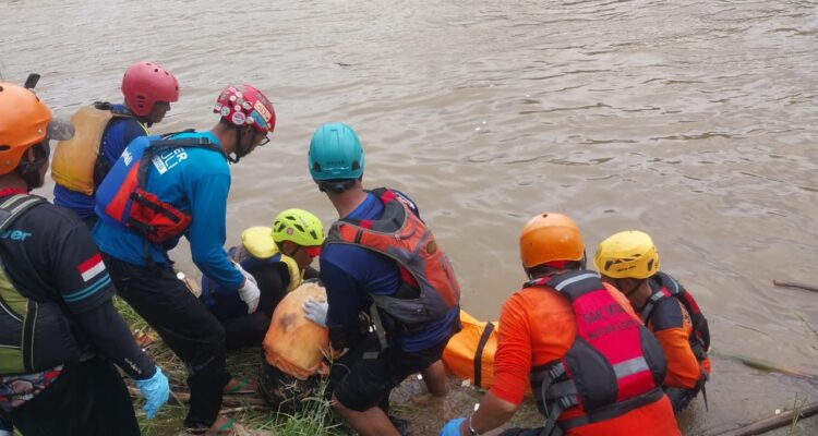 BPBD Kota Bogor berhasil mengevakausi Maulana yang diduga loncat di Jembatan Loji Sunagi Cisadane, Foto/Isitimewa