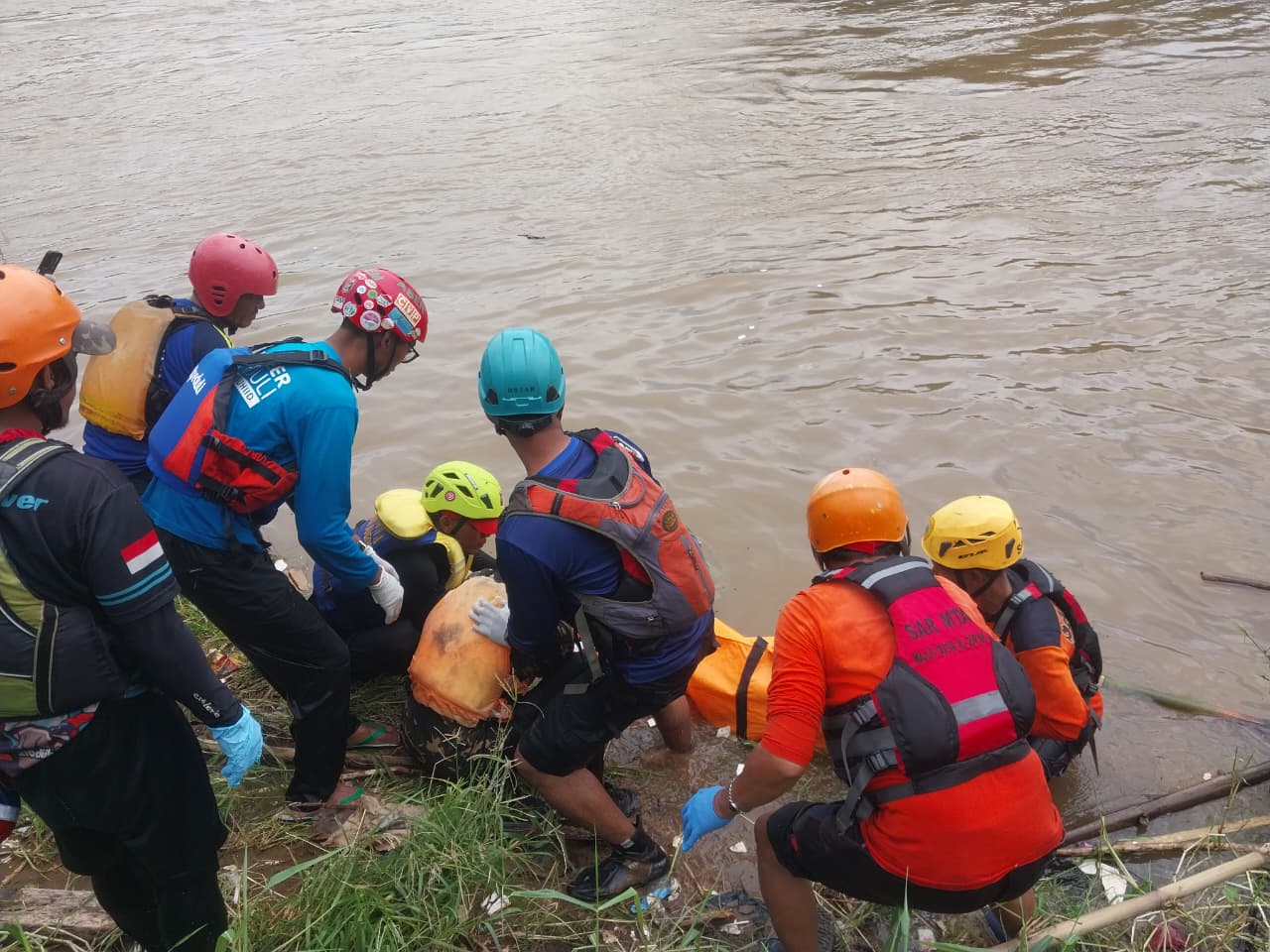 BPBD Kota Bogor berhasil mengevakausi Maulana yang diduga loncat di Jembatan Loji Sunagi Cisadane, Foto/Isitimewa BPBD Kota Bogor berhasil mengevakausi Maulana yang diduga loncat di Jembatan Loji Sunagi Cisadane, Foto/Isitimewa