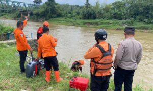 Badan Penanggulangan Bencana Daerah (BPBD) Kabupaten Bogor saat ,mencari seorang pekerja yang terpeleset dan terbawa arus sungai di Gunung Sindur, Foto/Isitmewa