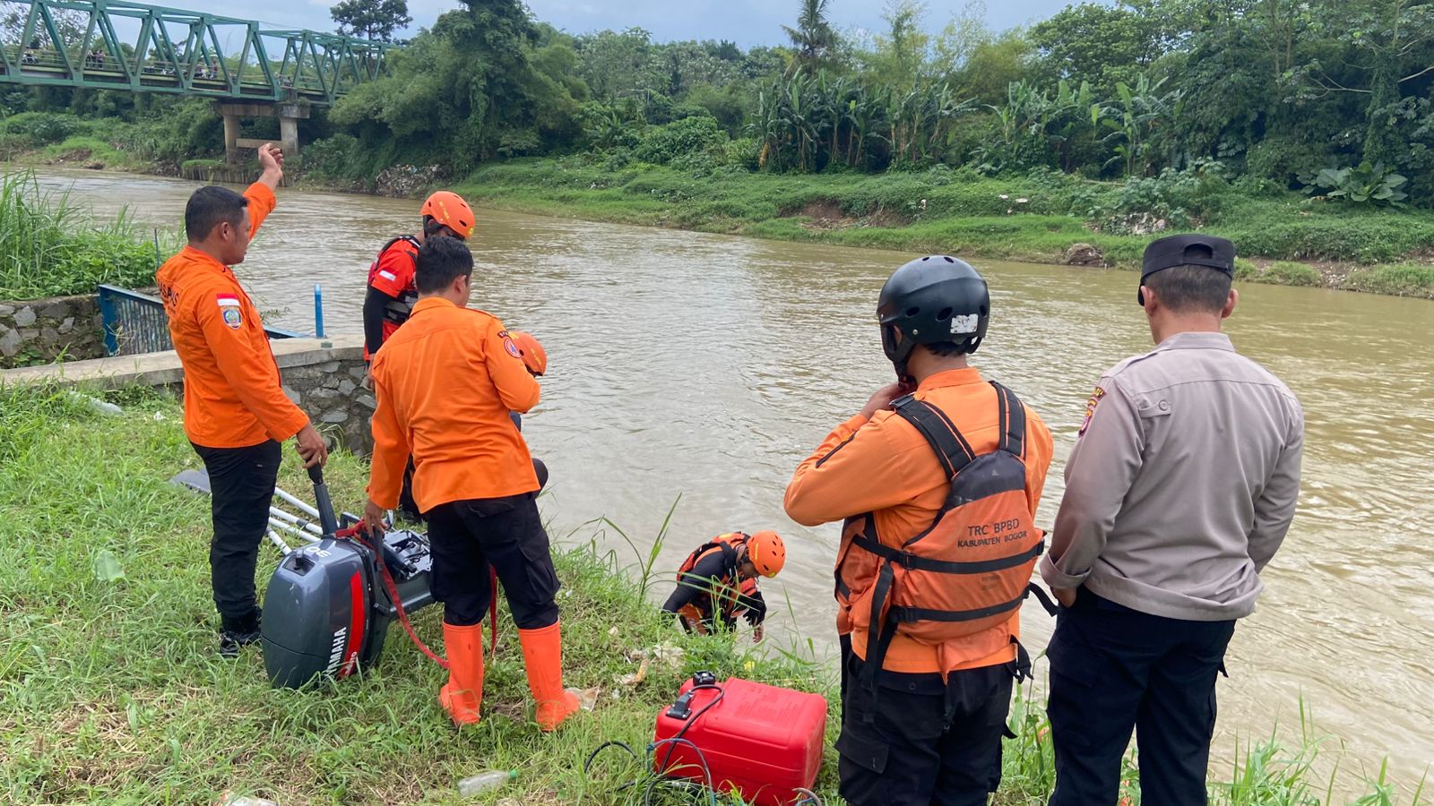 Badan Penanggulangan Bencana Daerah (BPBD) Kabupaten Bogor saat ,mencari seorang pekerja yang terpeleset dan terbawa arus sungai di Gunung Sindur, Foto/Isitmewa Badan Penanggulangan Bencana Daerah (BPBD) Kabupaten Bogor saat ,mencari seorang pekerja yang terpeleset dan terbawa arus sungai di Gunung Sindur, Foto/Isitmewa