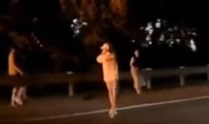 seorang wanita berinisial IR (23) keluar dari mobil dalam kondisi panik setelah kendaraannya terbakar, Foto/SS Video