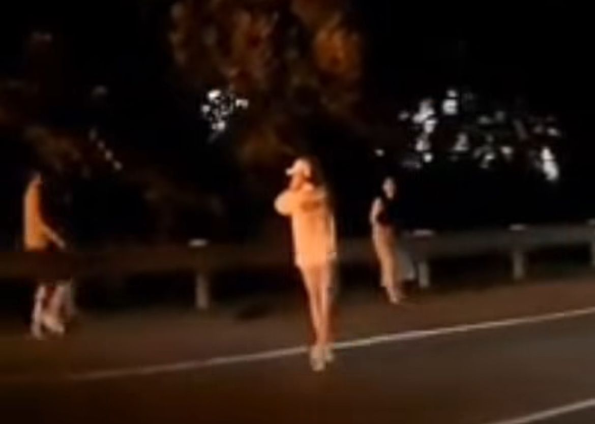 seorang wanita berinisial IR (23) keluar dari mobil dalam kondisi panik setelah kendaraannya terbakar, Foto/SS Video