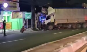 Truk Tronton saat menabrak di Cibinong, Foto/Isitmewa