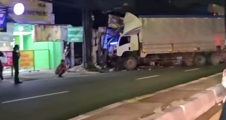 Truk Tronton saat menabrak di Cibinong, Foto/Isitmewa
