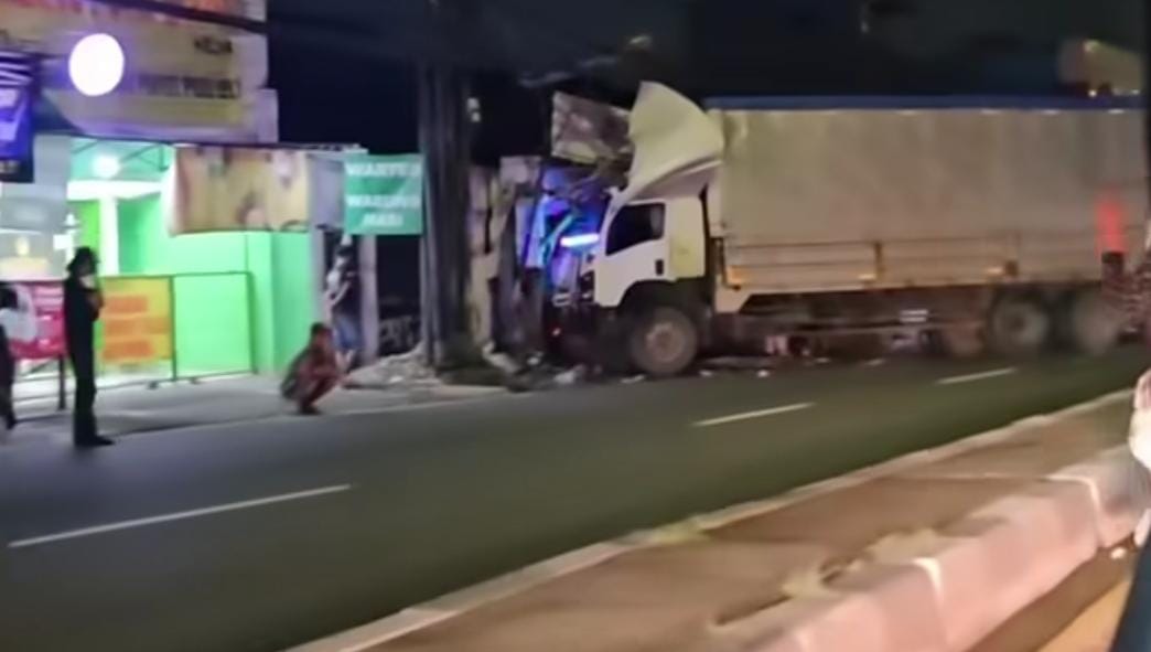 Truk Tronton saat menabrak di Cibinong, Foto/Isitmewa Truk Tronton saat menabrak di Cibinong, Foto/Isitmewa