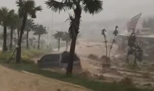 Kondisi mobil yang terseret banjir di Bojong Koneng Bogor, Foto/Istimewa