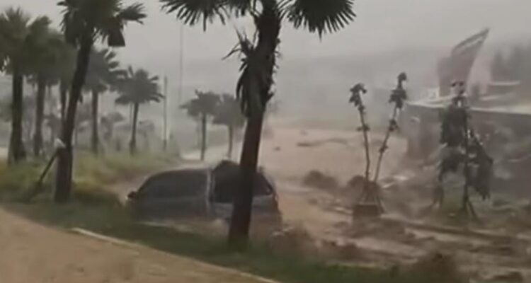 Kondisi mobil yang terseret banjir di Bojong Koneng Bogor, Foto/Istimewa