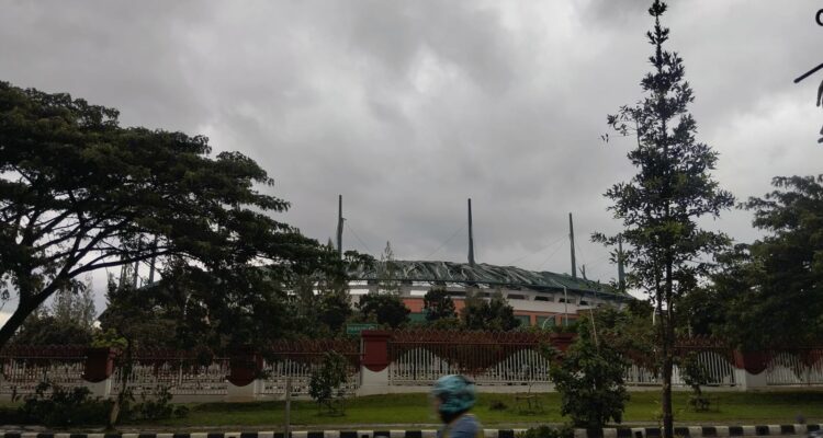 Kondisi Atap Stadion Pakansari Bogor diterjang angin Puting Beliung, foto/Isitmewa