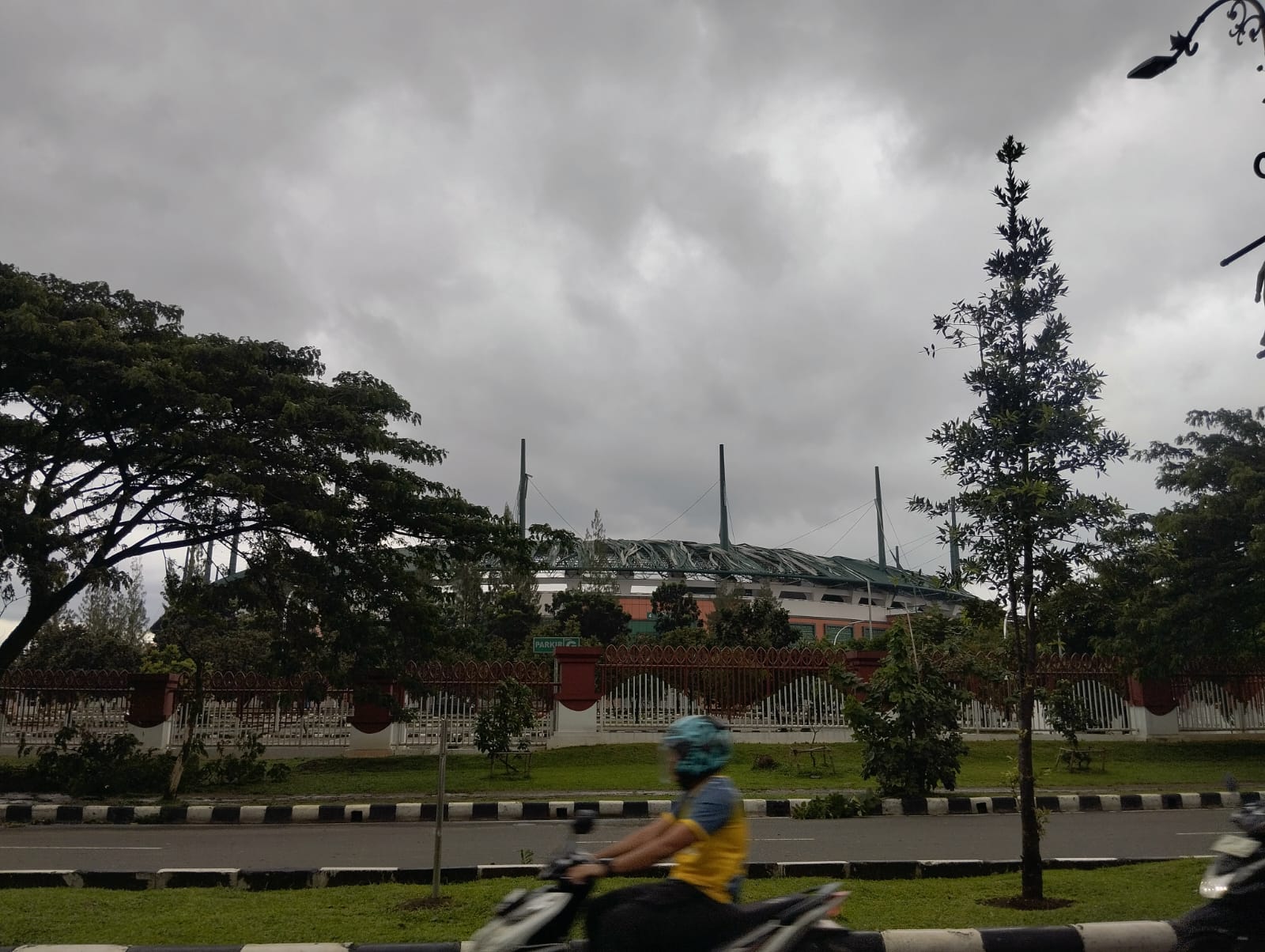 Kondisi Atap Stadion Pakansari Bogor diterjang angin Puting Beliung, foto/Isitmewa