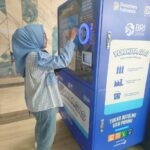 Nasabah BRI saat menggunakan Menara BRILiaN memiliki mesin daur ulang botol plastik, Foto/Istimewa