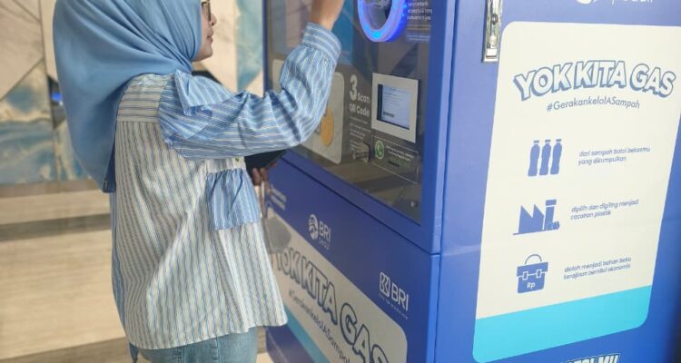 Nasabah BRI saat menggunakan Menara BRILiaN memiliki mesin daur ulang botol plastik, Foto/Istimewa