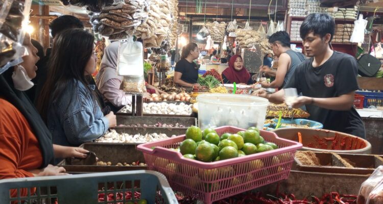 Sejumlah pembeli dam pedagang yang ada di pasar Cibinong, Foto/Isitimewa