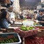 Sejumlah pembeli dam pedagang yang ada di pasar Cibinong, Foto/Isitimewa