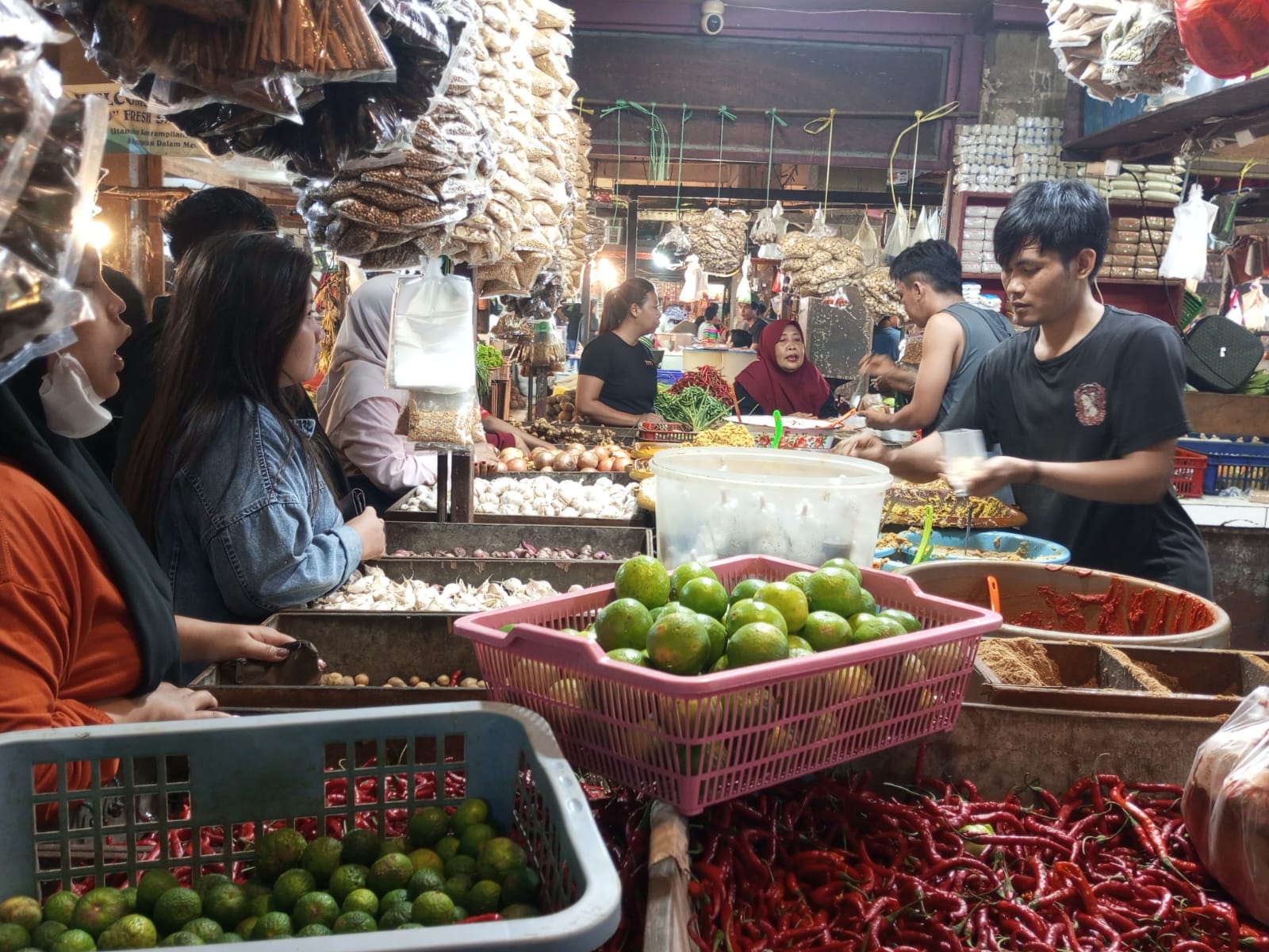 Sejumlah pembeli dam pedagang yang ada di pasar Cibinong, Foto/Isitimewa