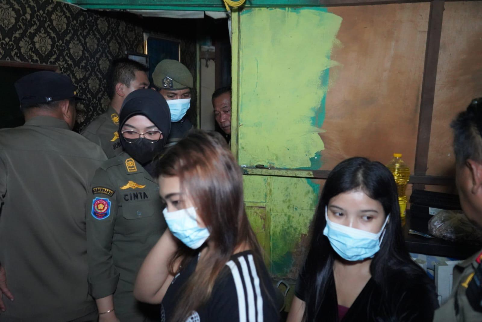 Satuan Polisi Pamong Praja (Satpol PP) Kabupaten Bogor menggelar operasi Penertiban Penyakit Masyarakat (Pekat) di wilayah Cibinong dan Sukaraja pada Selasa (17/2/2026) malam, Foto/isitimewa Satuan Polisi Pamong Praja (Satpol PP) Kabupaten Bogor menggelar operasi Penertiban Penyakit Masyarakat (Pekat) di wilayah Cibinong dan Sukaraja pada Selasa (17/2/2026) malam, Foto/isitimewa