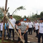 Sastra Winara saat menanam pohon di Pakansari Cibinong Bogor, Foto/Diskominfo Kabupaten Bogor
